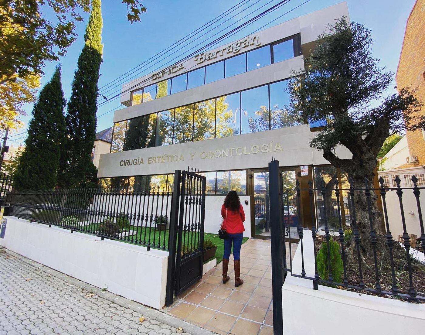 Fachada del edificio de la clínica en la calle Moscatelar