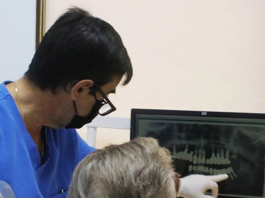 Doctor revisando una radiografía con un paciente