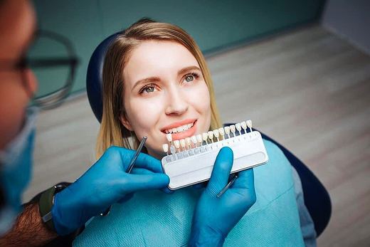 Elección del tono dental con guía de color